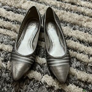 Adriana Papell silver gray pointed toe flats size 6M